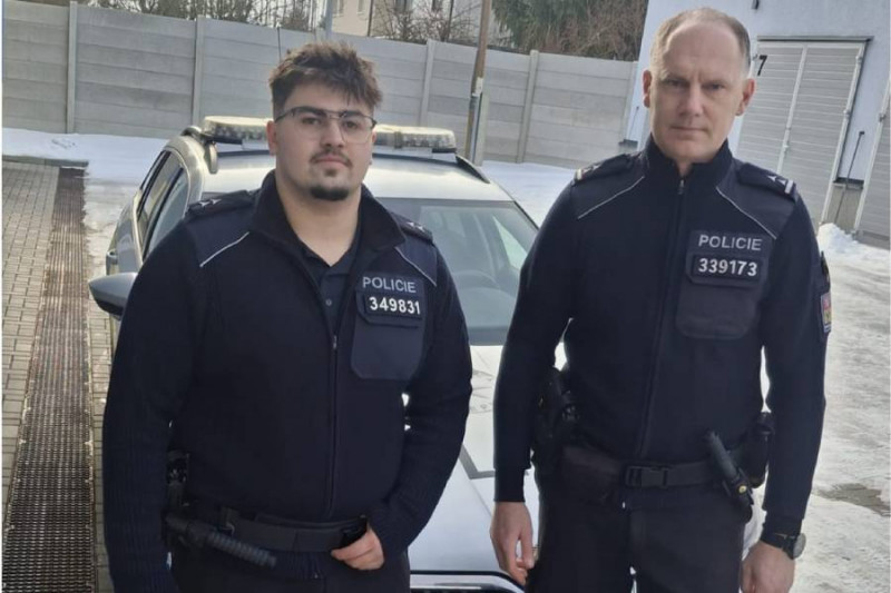 Policisté na D1 zabránili tragédii, muž chtěl skočit z mostu