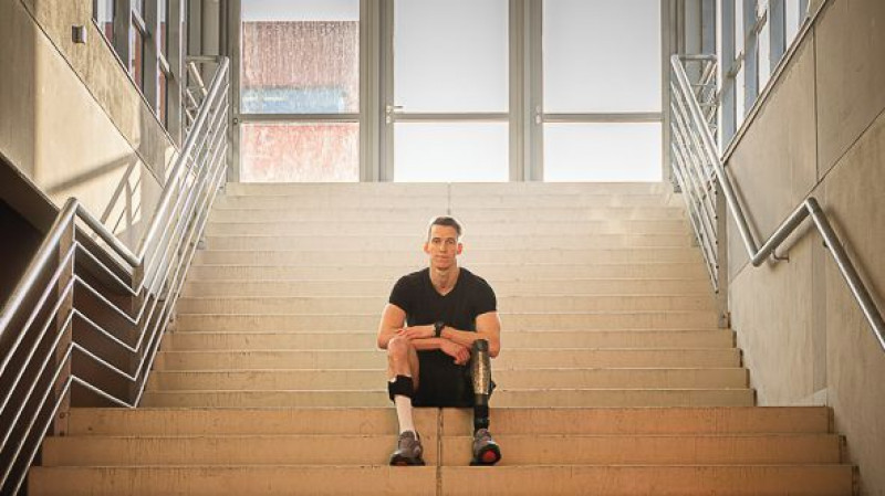 "Pozor, má nůž!" Kapitán para hokejistů přišel o nohu, ale nevzdal se