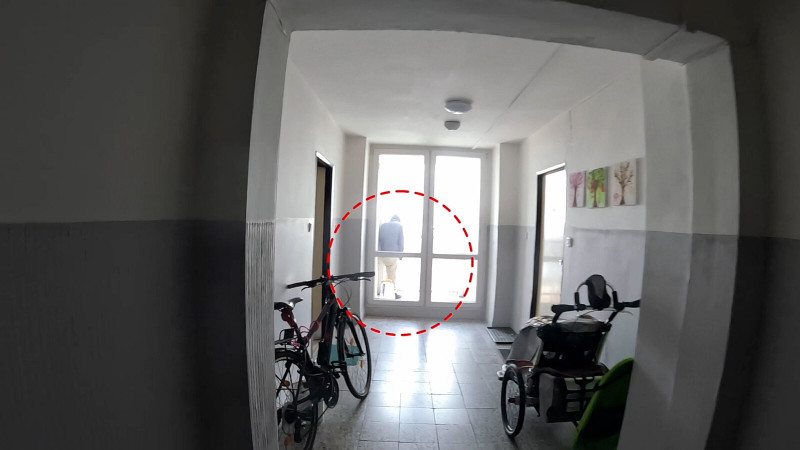 Muž chtěl ve třináctém patře skočit z balkonu, strážníci ho překvapili