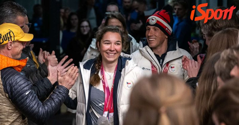 Byl to masakr! Slzy, dojetí, pusa na tvář. Skromnou českou hrdinku vítali sousedé | iSport.cz