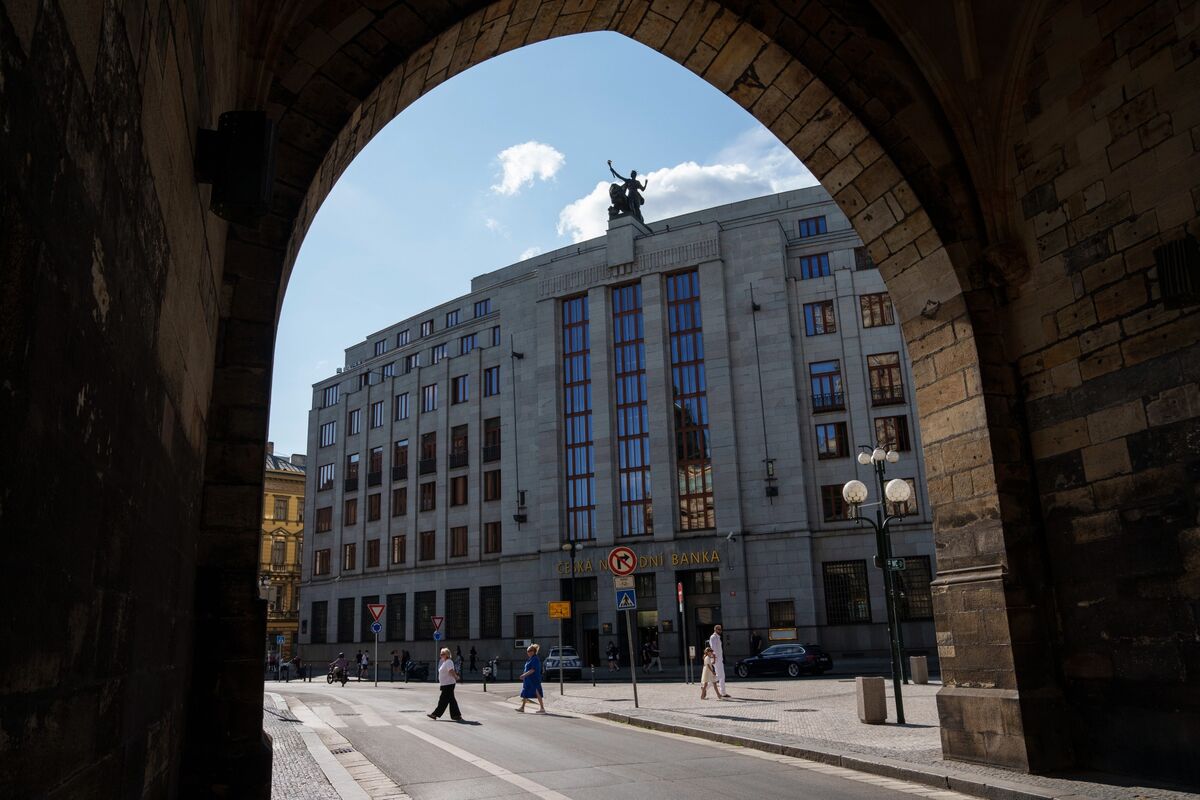 Czech Rates to Stay Put as Policymakers Lean on Inflation Buffer