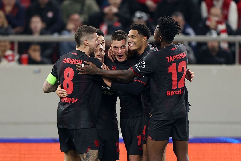 Podwójny wstrząs w Pireusie. Bayer na autostradzie do awansu